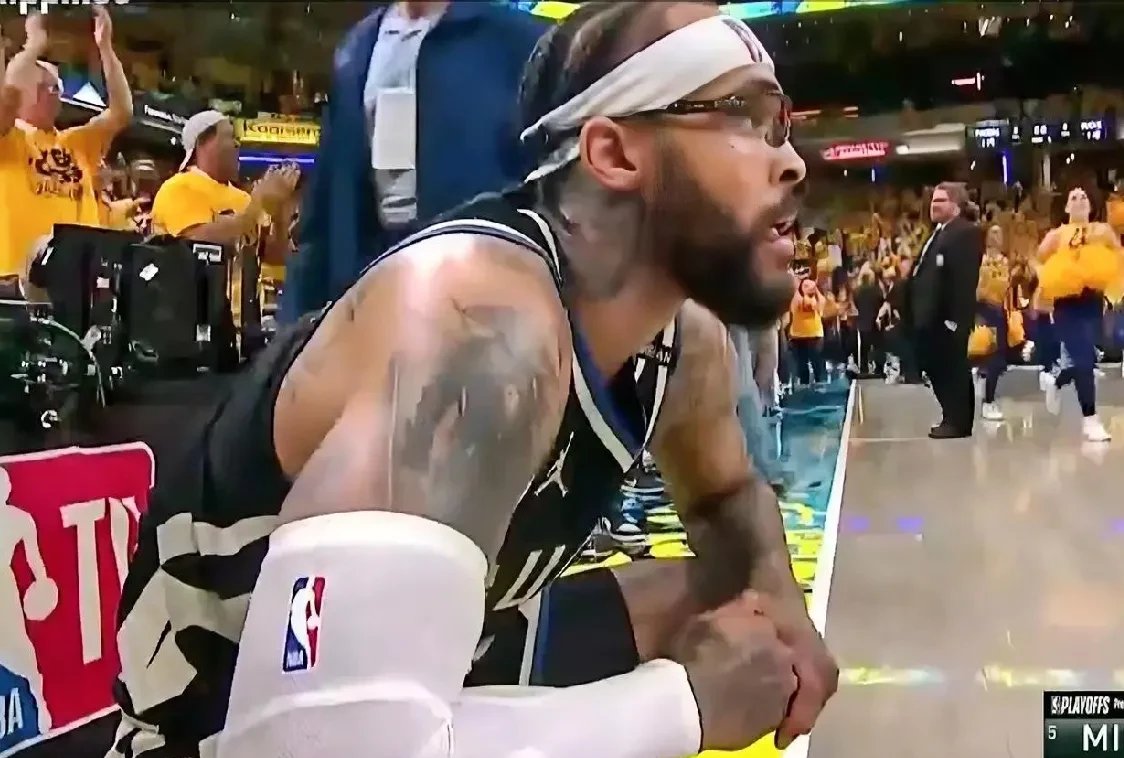 爱游戏开放平台官网雄鹿关键时刻失误不断，球队憾负对手，包括帖子更新.